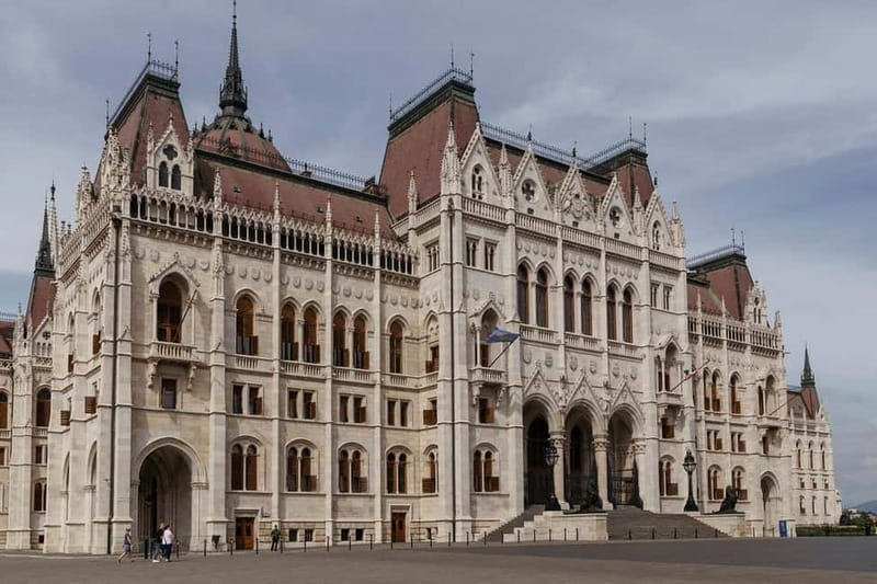 Budapest: Parliament & Its Surroundings Tour with Folk Music - What to Bring, So the Day Feels Easy