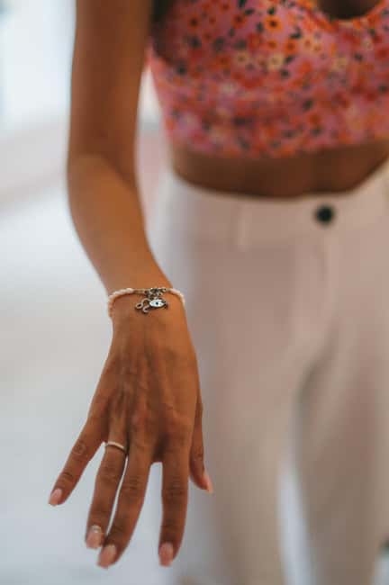 Budapest: Personalized Bracelet-Making Experience - The assembly experience: watching, then wearing