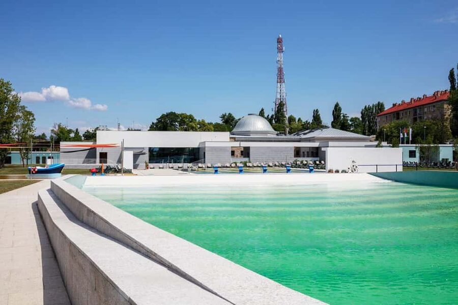Budapest: Pesterzsébet Salt-Iodine Spa & Sauna World Ticket - Outdoor pools that actually change the experience: wave pool and children’s area