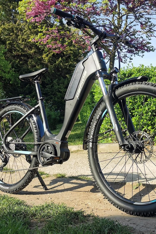 Budapest: Premium E-Bike Rental - Riding your own Budapest route, built around bike lanes and rivers