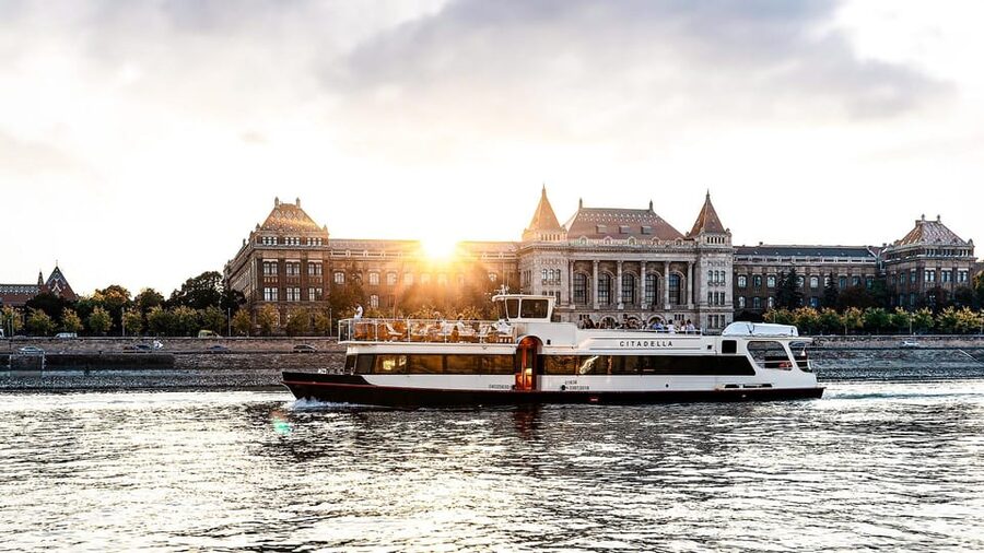 Budapest: Premium Sightseeing Cruise with Tokaj Frizzante - Key Things That Make This Cruise Worth It