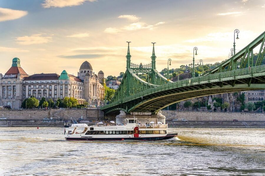 Budapest: Premium Sightseeing Cruise with Tokaj Frizzante - Tokaj Frizzante Welcome Drink and the Onboard Bar You Will Actually Use