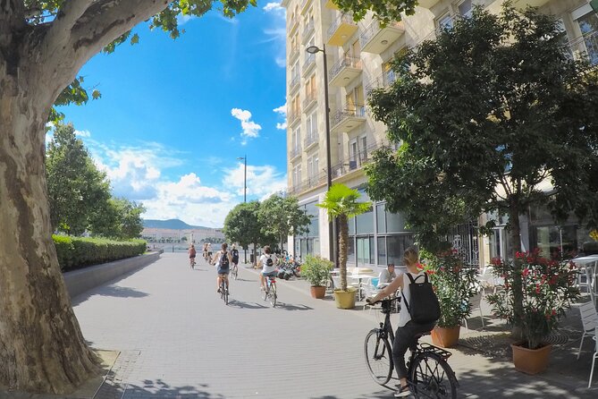 Budapest private Bike & e-Bike Tour with a drink - Hungarian Parliament Building: the photo moment you will remember