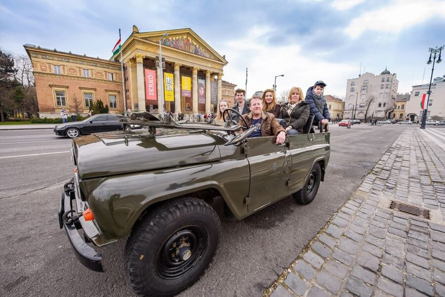 Budapest: Private City Tour with a Vintage Russian Jeep - Price and value for up to 6 people