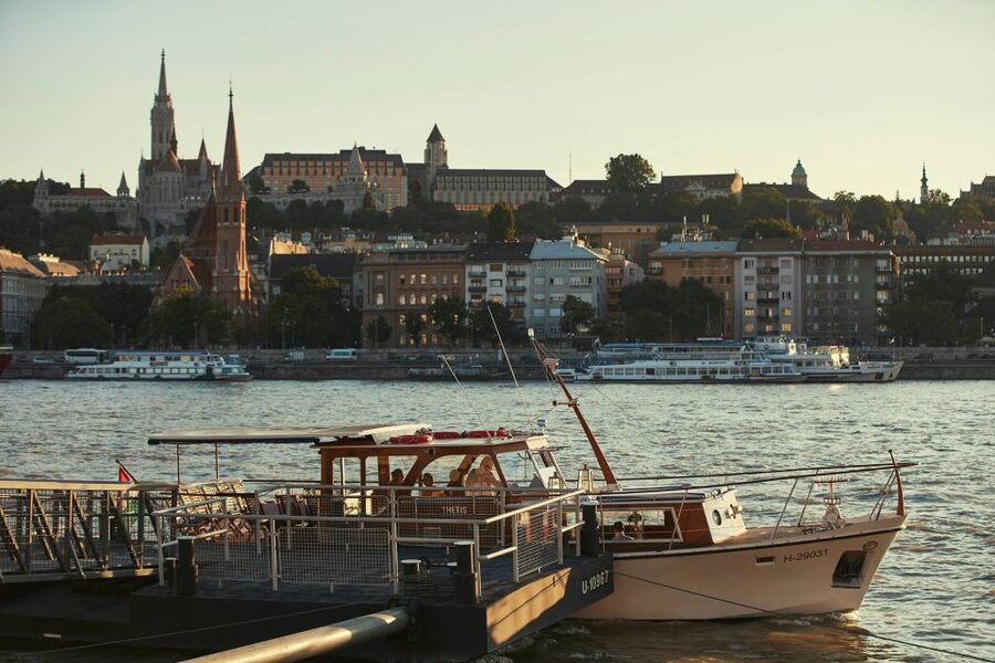 Budapest: Private Danube Yacht Cruise with Welcome Drink - What You’ll See on the River: Parliament, Royal Palace, Chain Bridge