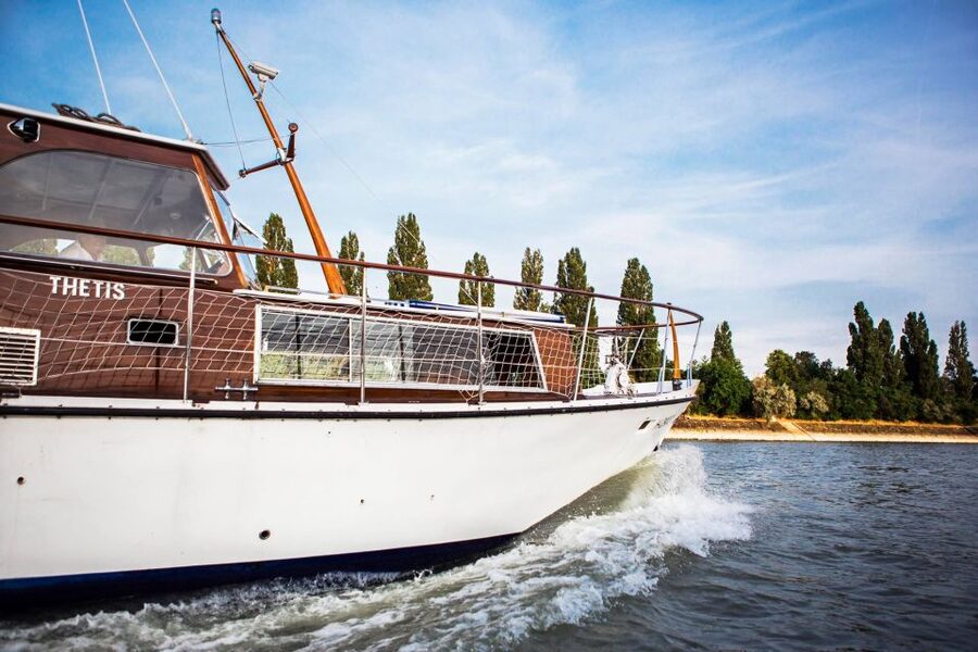 Budapest: Private Danube Yacht Cruise with Welcome Drink - When to Go and How to Get the Best Night Lighting