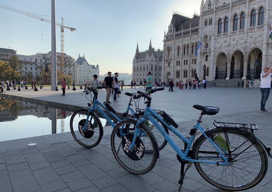 Budapest: Private E-Bike Sightseeing Tour - Zed Bikes start point, bikes, and the first 20 minutes in Terézváros