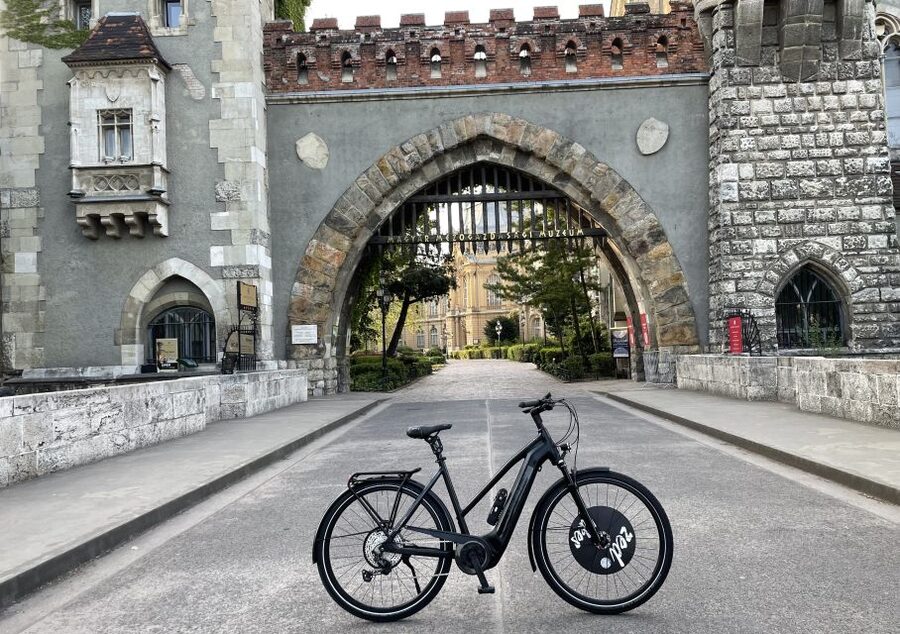 Budapest: Private E-Bike Sightseeing Tour - St. Stephen’s Basilica and Szabadság Square: classic views plus political context