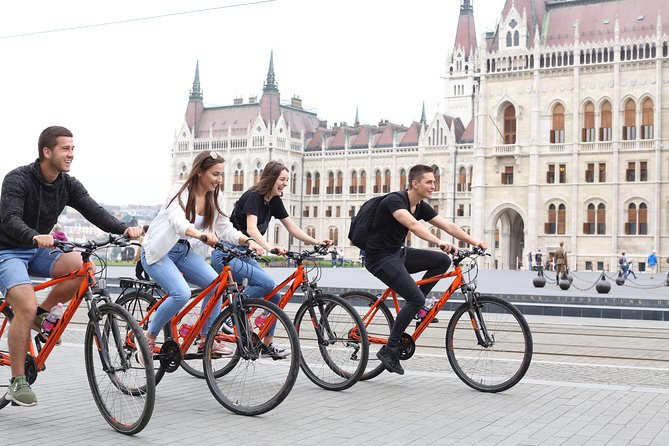 Budapest: Private Fahrradtour - optional mit E-Bikes - Price and private-group value for up to six riders