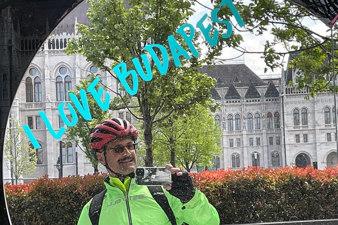 Budapest: Private Fahrradtour - optional mit E-Bikes - City Park, the Vajdahunyad Castle look-alike, and Széchenyi Baths from the outside