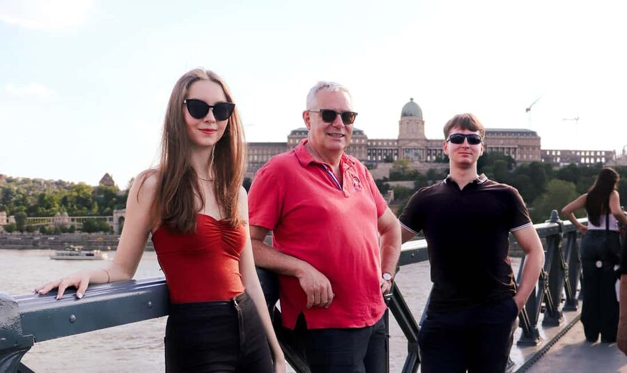 Budapest: Private Guided Tour with Photoshoot - Big tour(3h) - Vörösmarty tér, Fashion Street, and Elizabeth Square, a photo-friendly city walk