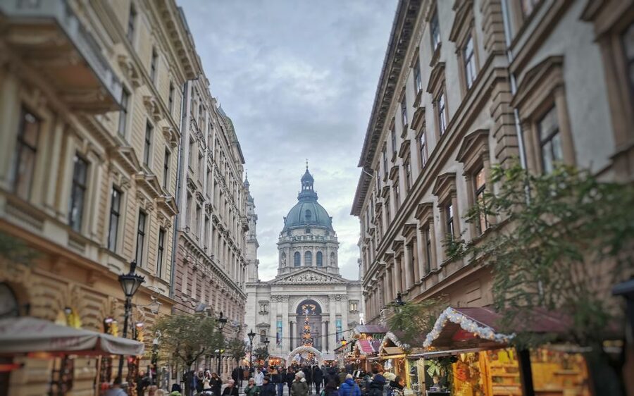 Budapest: Private Sightseeing Walking Tour with Local Guide - A 4-hour Budapest walk that starts with faith and ends with views