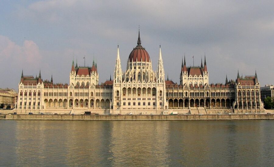 Budapest: Private Walking Tour of City with Spanish Guide - Key highlights at a glance