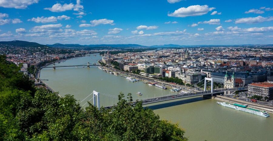 Budapest: Private Walking Tour of City with Spanish Guide - Why a private Spanish walking tour fits Budapest so well