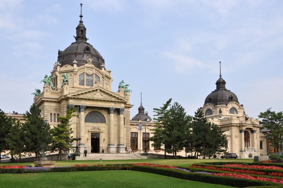 Budapest: Private Walking Tour of City with Spanish Guide - Chain Bridge to Buda Castle: the viewpoint payoff you’ll remember
