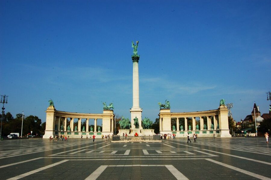 Budapest: Private Walking Tour of City with Spanish Guide - Market, city park, Heroes’ Square, and Vajdahunyad Castle
