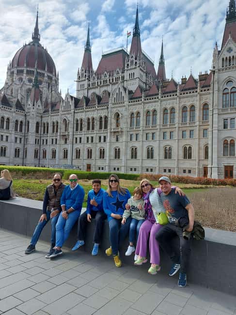 Budapest: Private Walking Tour with a Local - What to expect during the walk: photos, sights, and viewpoint pauses