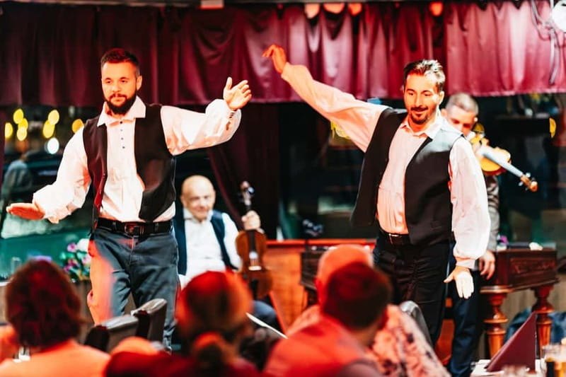 Budapest: Prosecco Dinner Cruise with Live Music - Who might want a different option