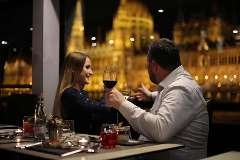 Budapest: Prosecco Dinner Cruise with Live Music - Entertainment you can actually feel: folk dancing, piano, and audience energy