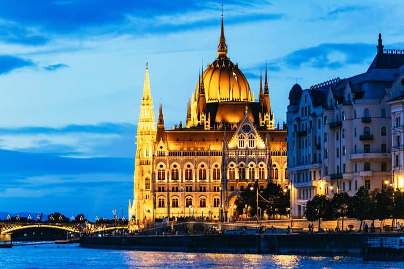 Budapest: Prosecco Dinner Cruise with Live Music - The route you’ll see: from Gellert Hill to the Castle District glow