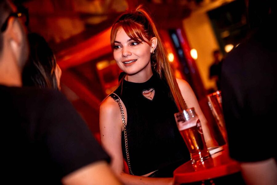 Budapest: Ruin Bar Pub Crawl with Entry Tickets - Meeting at Becketts, the umbrella moment, and what helps you not get lost