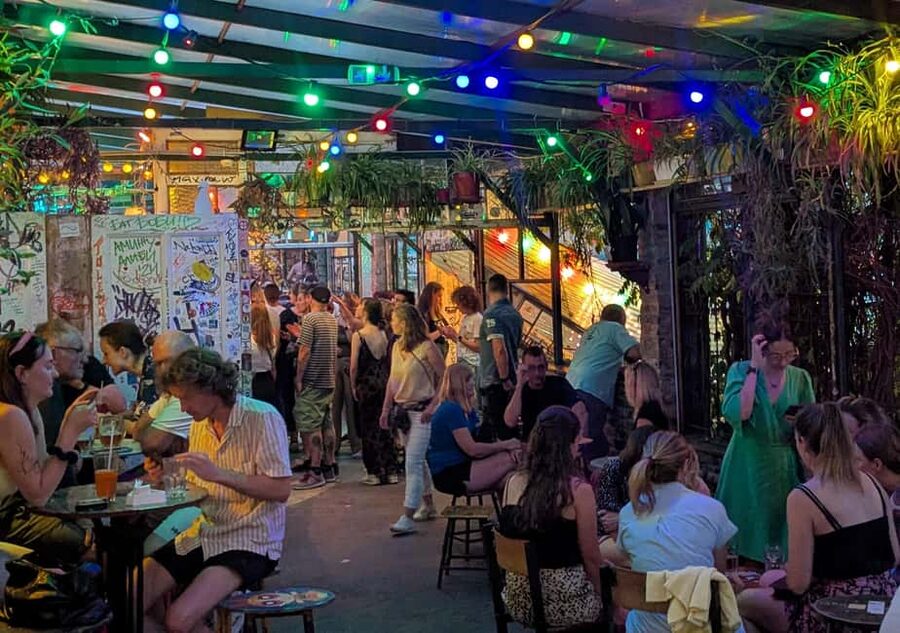 Budapest: Ruin Bars, Street Art, and Jewish Quarter Tour - Murals, sculptures, and graffiti, with context that sticks