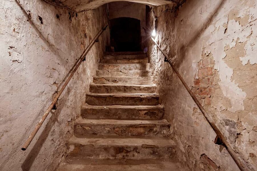 Budapest: Secrets of the Old Town of Buda Guided Walk - Logistics, strict timing, and what to wear on cobblestones