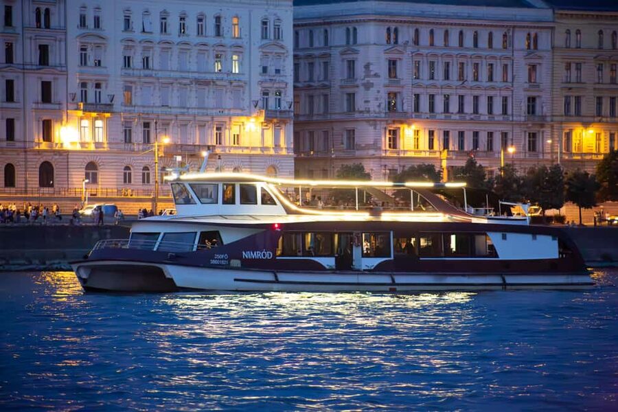Budapest Sightseeing Cruise with Welcome Drink - Danube Views in One Hour, With a Welcome Drink