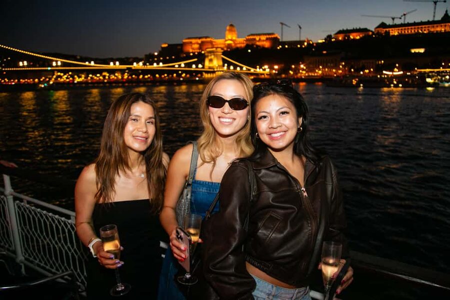 Budapest: Sightseeing River Cruise with Unlimited Cocktails - Who this cruise suits best, and when to book it