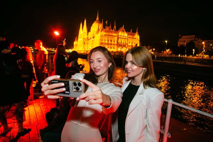 Budapest: Sightseeing River Cruise with Unlimited Cocktails - Unlimited Prosecco cocktails and beer, what that really means on board