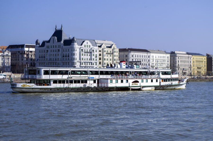 Budapest: Summer Brunch & Cruise with Prosecco or Cake - The river route: Parliament views to Buda Castle from the water