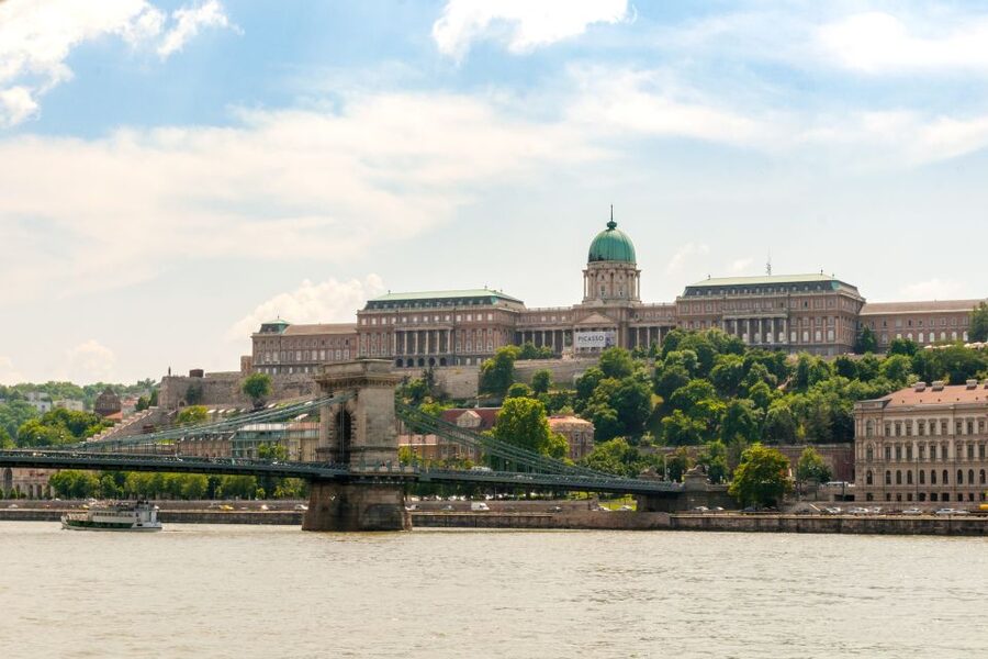 Budapest: Summer Brunch & Cruise with Prosecco or Cake - Meeting at Akademia dock 2, finding the right ship fast