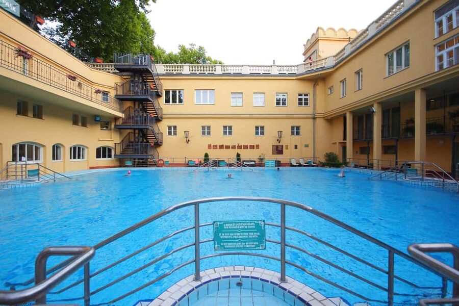 Budapest Super Saver: Spa, Basilica Tour, and Danube Cruise - St. Stephen’s Basilica at 4 PM: why a guided visit pays off