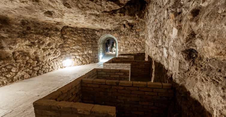 Budapest: The WWII Siege of Buda Castle & Bomb Shelter Tour - Úri Street and Castle Hill: The Above-Ground Intro That Makes the Underground Pay Off