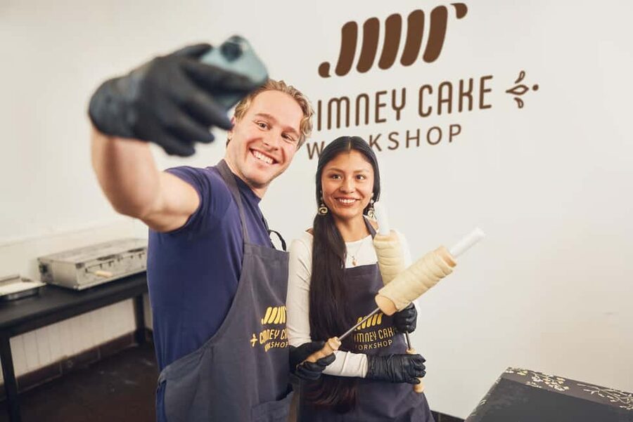 Budapest: Traditional Chimney Cake (Kürtőskalács) Workshop - Toppings, hot coffee or tea, and how to eat it like a pro