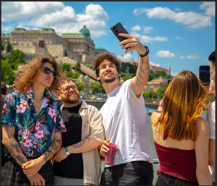 Budapest: Unlimited Drink Cruise - Snacks, or not: keep expectations realistic