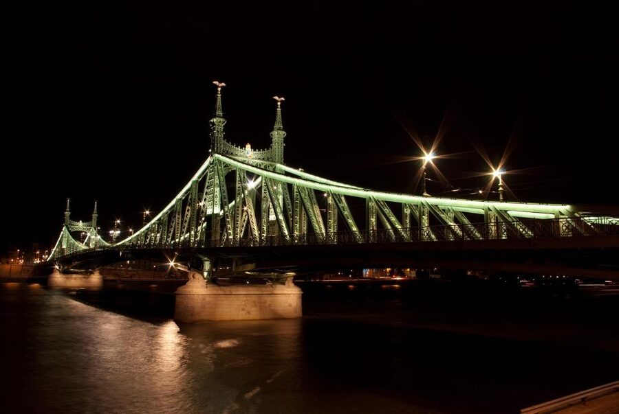 Budapest: Unlimited Prosecco and Wine Sightseeing Cruise - The Route: Parliament, Bridges, Castle District, and Gellért Views From the Water