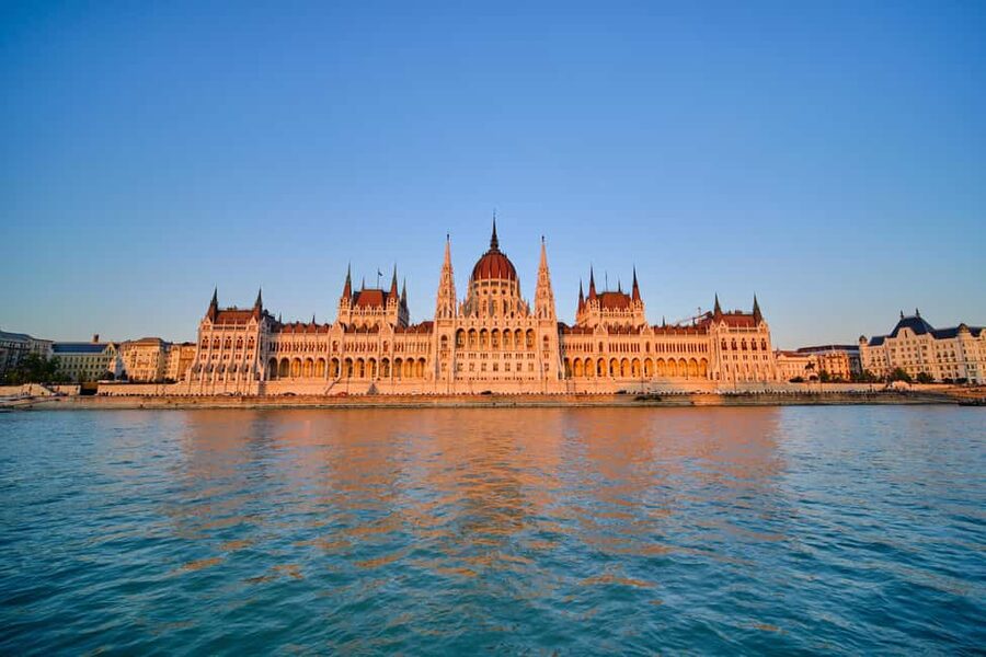 Budapest: Unlimited Prosecco & Aperitivo Sightseeing Cruise - Getting A QR Audio Guide Working Before You Board