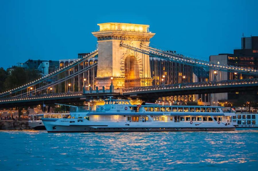 Budapest: Unlimited Prosecco & Aperitivo Sightseeing Cruise - What You Actually Get For $28 (And Where You Might Spend Extra)