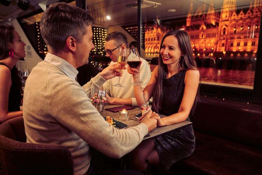 Budapest: Valentine’s Day Dinner Cruise with Piano Show - Seating, temperature, and comfort tips for couples