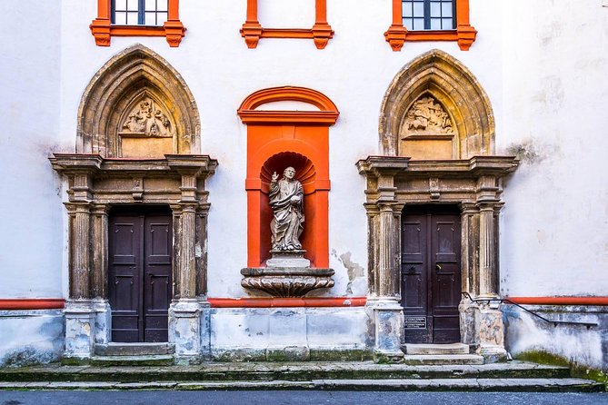 Budapest-Vienna One-Way Sightseeing Transfer - The vehicle matters on a 10-hour day