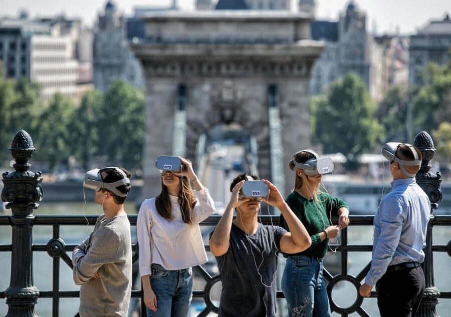 Budapest: Virtual Reality Tour in 8 Languages - Who this Budapest VR tour suits best