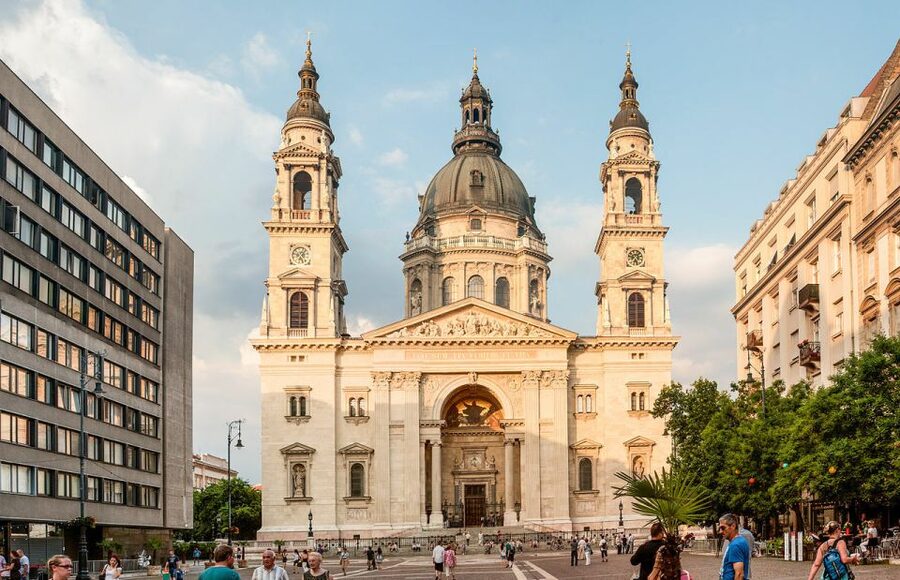 Budapest: Walking Tour in German - The German guide factor: what you can expect from the stories behind the stops