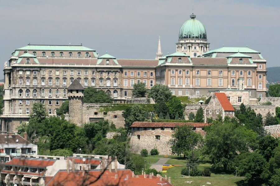 Budapest: Walking Tour in German - Who should book this tour, and who might want a different option