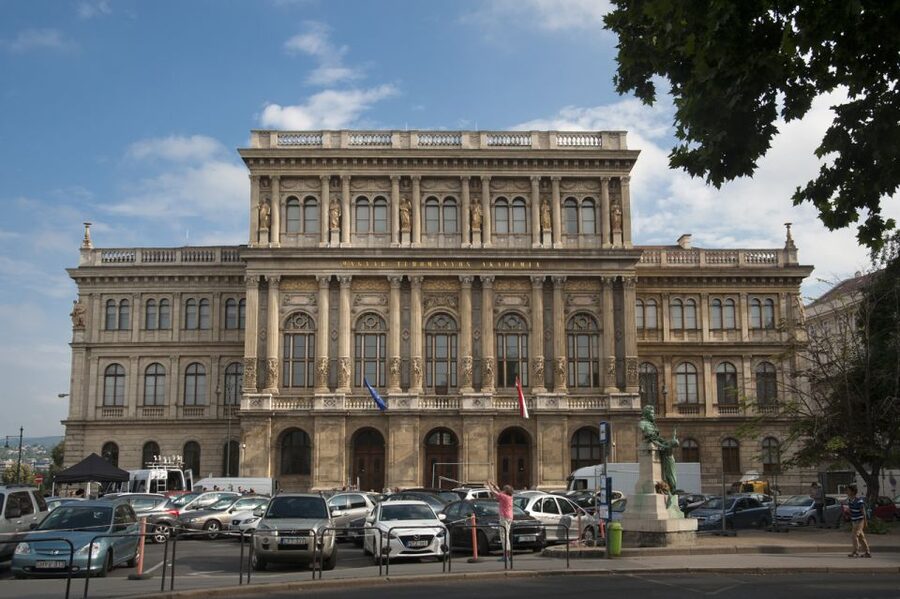 Budapest Walking Tour with a Professional Local Guide - St. Stephen’s Basilica and Matthias Church: More Than Beautiful Stops