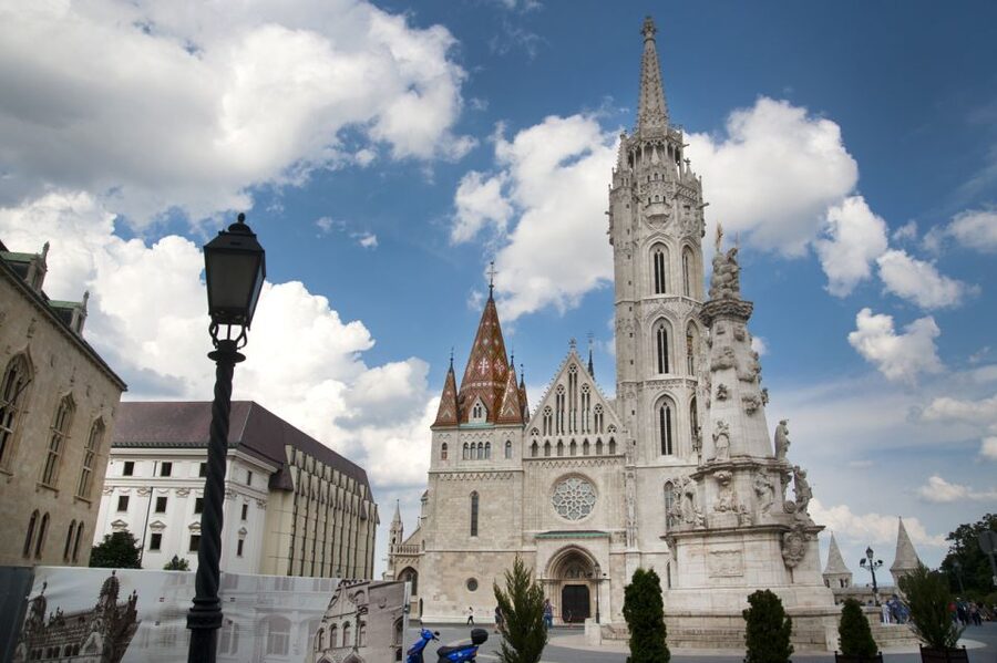 Budapest Walking Tour with a Professional Local Guide - Walking Pace and Crossing the River: Comfort Built In