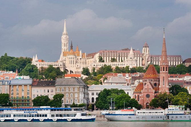 Classic Walk in Budapest - King Matthias Fountain, Sandor Palace and the uniforms you might catch