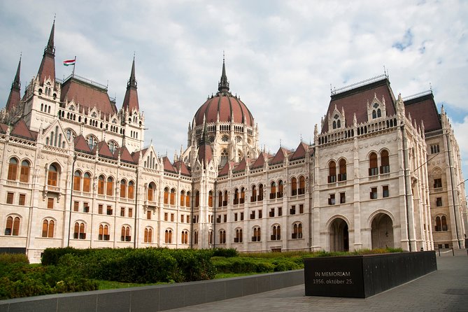 Classic Walk in Budapest Historical Center - Blue Danube views and Pesti Vigadó, the two big “wow” moments early