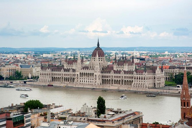 Classic Walk in Budapest - St. Stephen’s Square and Basilica, including the famous mummified hand