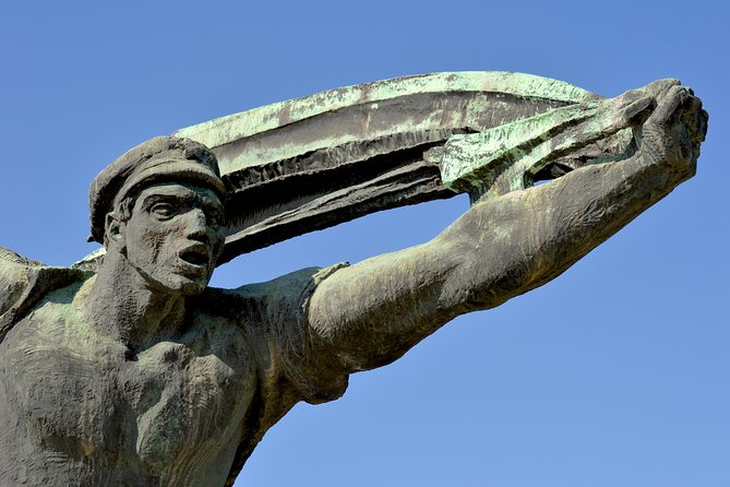 Communism in Hungary with a Historian - Szabadság tér: memorials, statues, embassies, and a bunker glimpse
